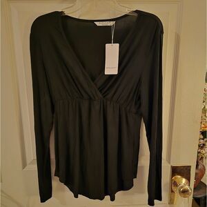 BLACK GATHERED V-NECK TOP